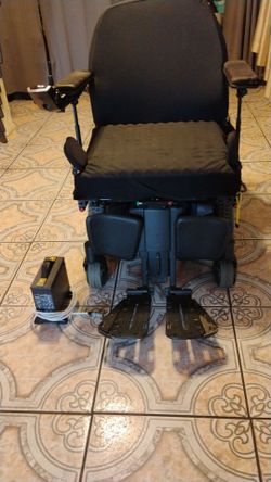 Quantum Edge Q6 Power Wheelchair with charger