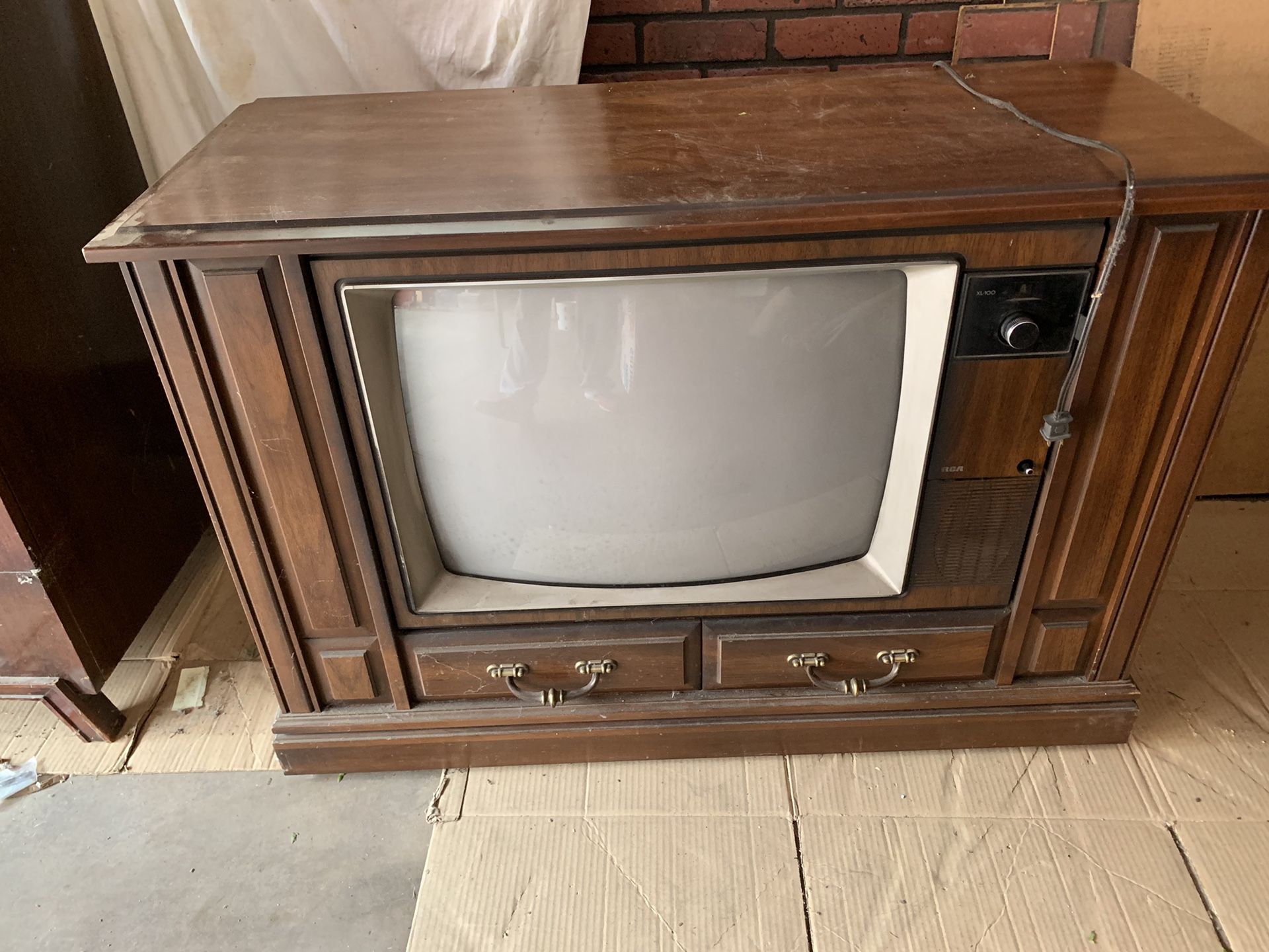Vintage 1980s RCA TV Set