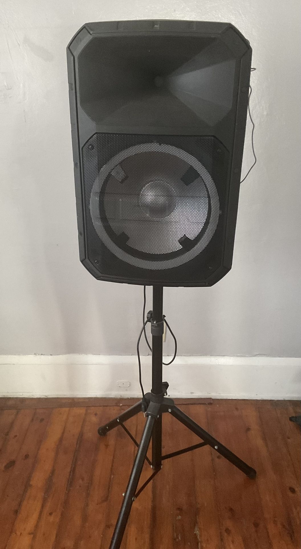Black speaker;With tripod