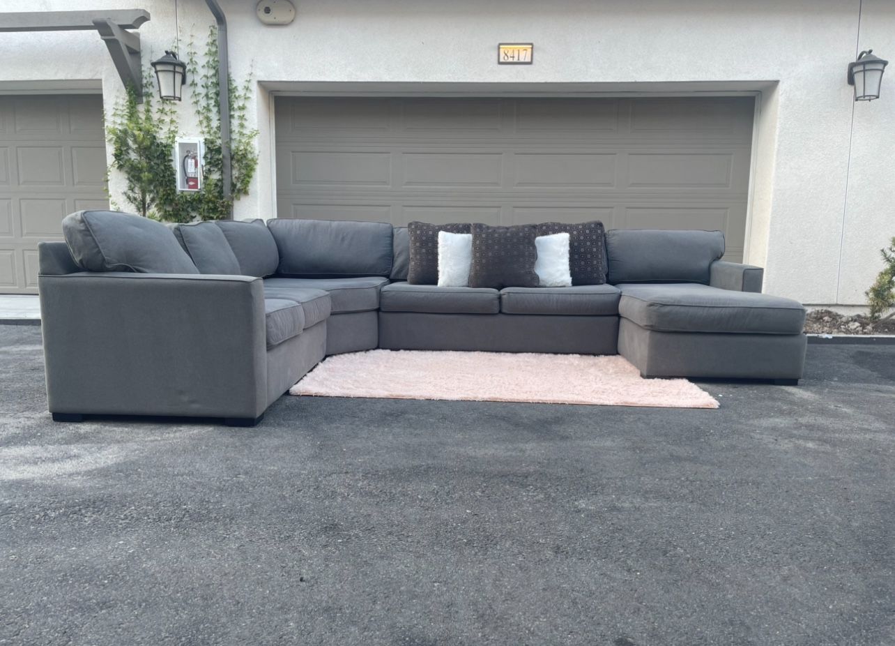 Huge 4 Piece Sectional Couch From Macys In Excellent Condition - FREE DELIVERY π