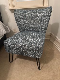 Blue & Cream Accent Chair – Excellent Condition