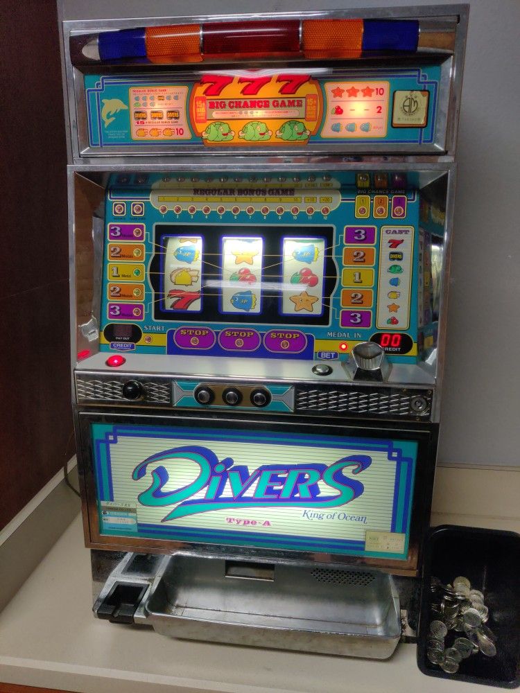 Slot Machine by: Yashama Divers "King of the Ocean" works great with key & tokens