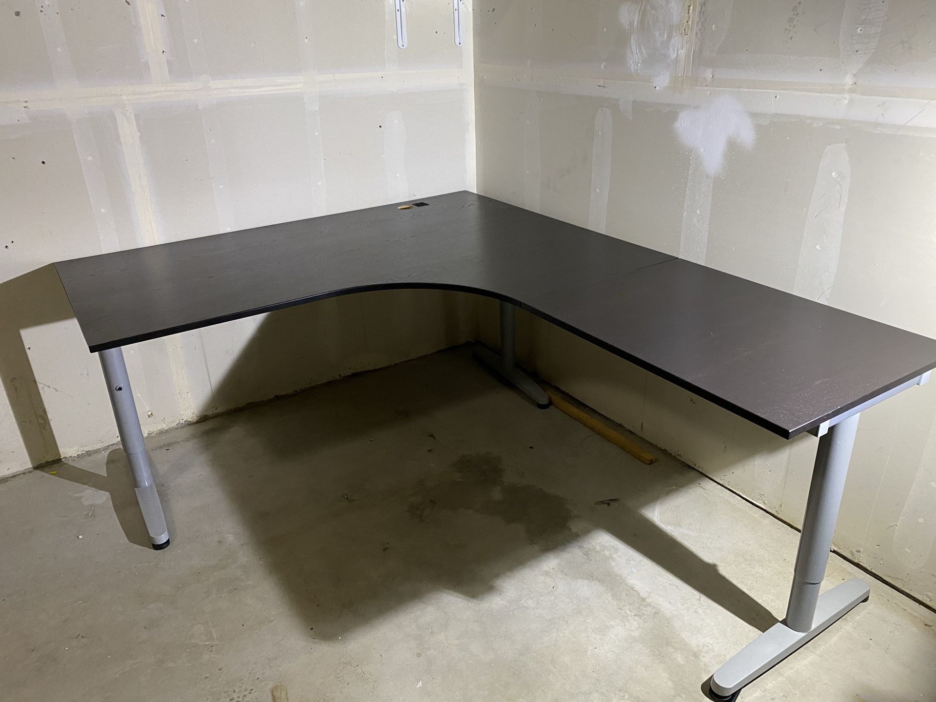 Free corner office table