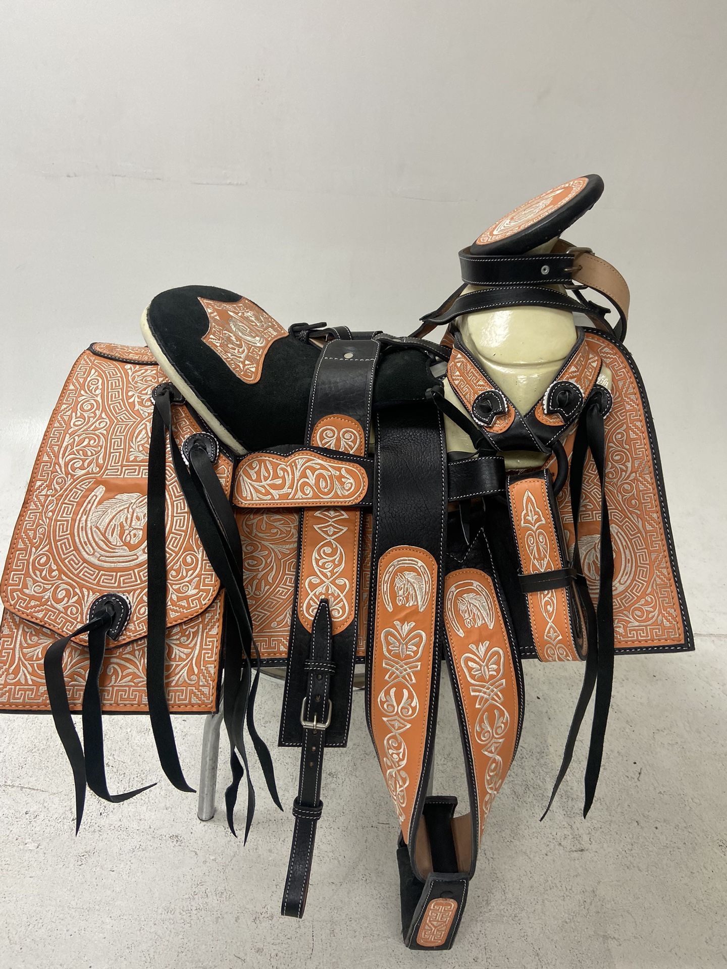 Montura Charra Bordada Con Cantinas Cuadradas