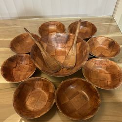 Vintage Woven Wood Salad Bowls set. Like New condition Shipping available