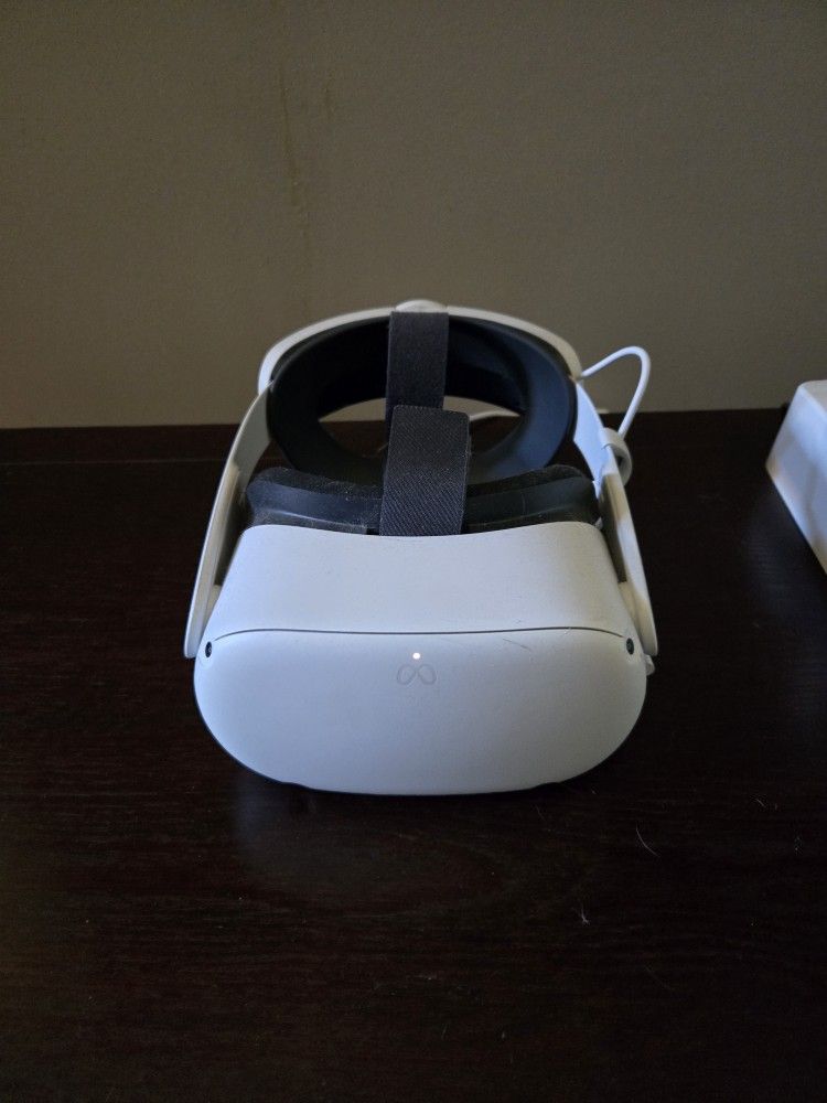 Meta Quest VR Headset w/controllers