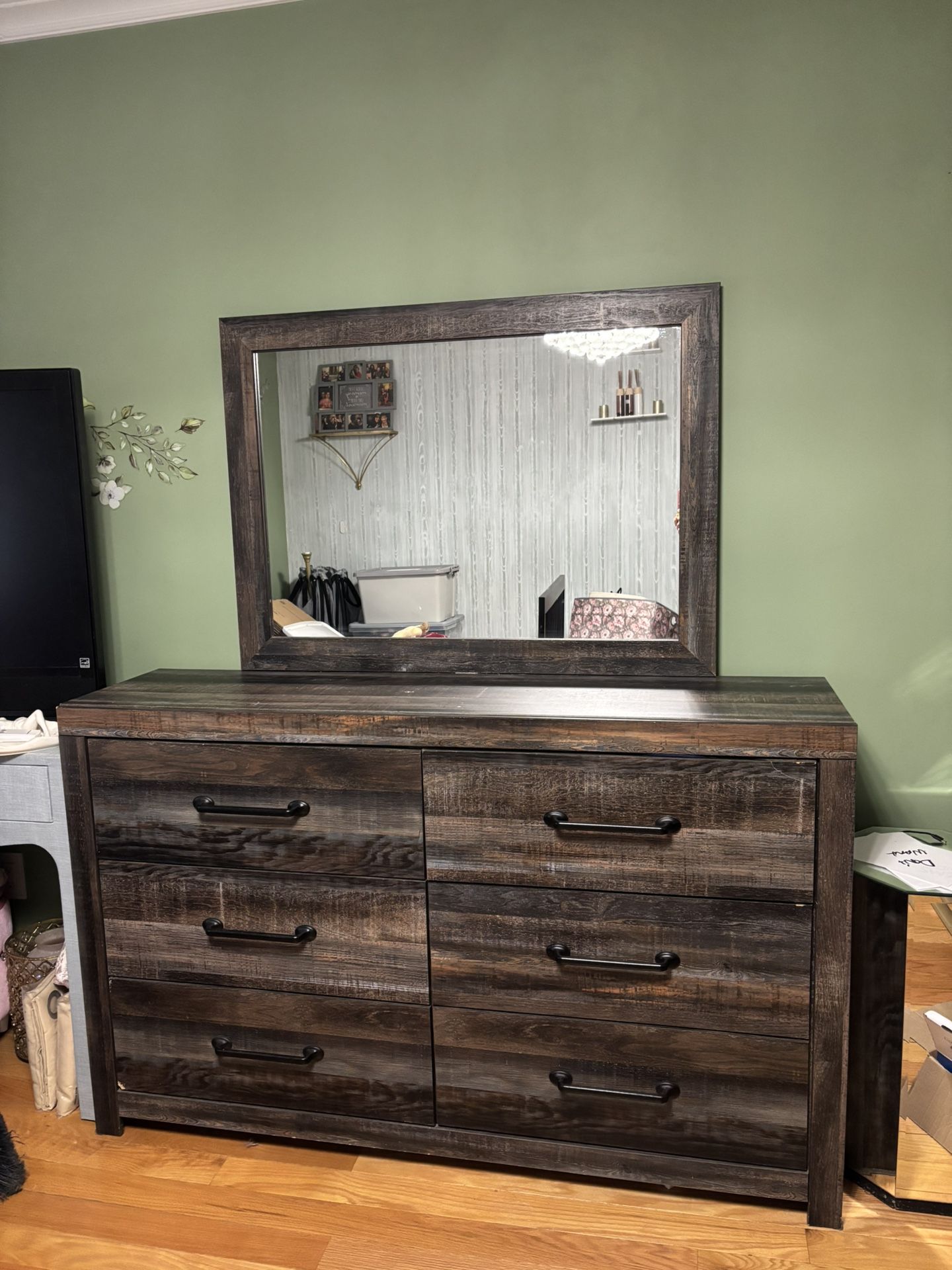 Dresser With Mirror Set Minor Ware !!