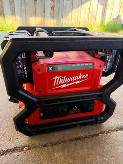 Milwaukee M18 Power Inverter