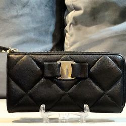 SALVATORE FERRAGAMO VARA RIBBON BLACK QUILTED SHIMMERY LEATHER CONTINENTAL L-SHAPED ZIP AROUND LONG WALLET 