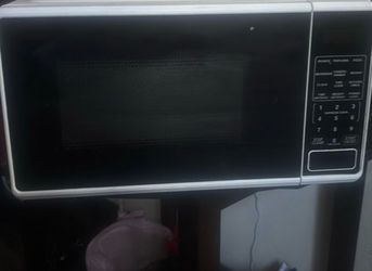 (Barely Used) 25$ MICROWAVE MUST GO TONIGHT
