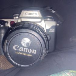 Cannon EOS ELAN 2 With A Cannon Zoom Lens 28-105mm 