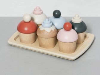 Hearth And Hand With Magnolia Cupcakes Set 