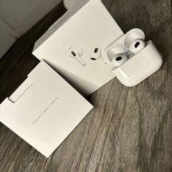 Apple Airpods Generation 3 (NEVER USED)