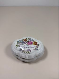 AVON 1983 Musical jewellery box