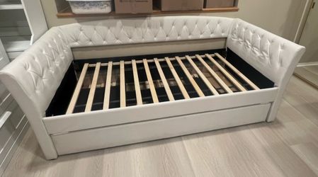 Full size Day leatherette bed with Mattress