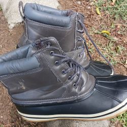 Size 7 Mens/ 9.5 Womens Snow Boots