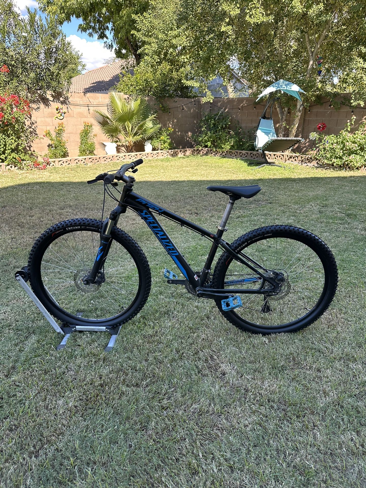 SPECIALIZED PITCH 27.5 INCH MOUNTAIN BIKE, SMALL ALUMINUM FRAME, 8X3 SPEED, LIKE BRAND NEW 