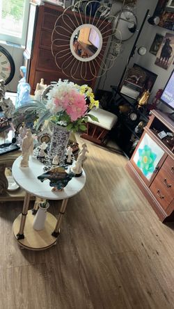 Mesa com florero y las las vÃrgenes. $50