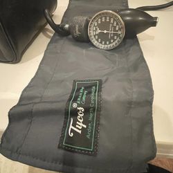 Tycos hand aneroid sphygmomanometer