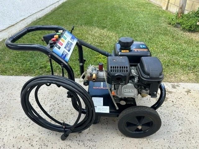 Excellent 3100 PSI, 2.8 GPM gas powered pressure washer