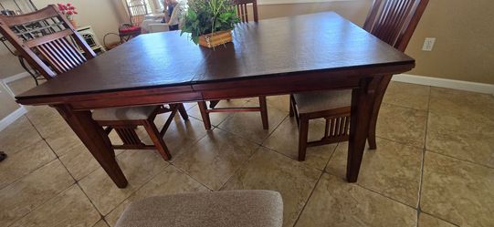 BEAUTIFUL DINING ROOM TABLE
