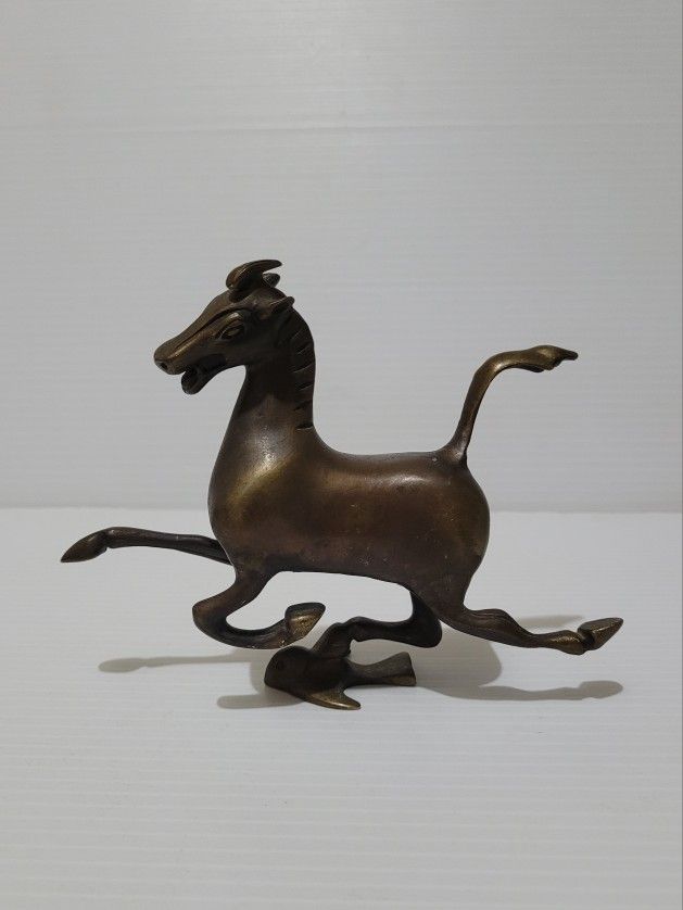China bronze success Chinese Zodiac animal horse horse swallow Feng Shui statue