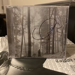 TAYLOR SWIFT FOLKLORE SIGNED CD