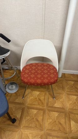 Knoll Sprite stacking chair by Ross Lovegrove, 2004