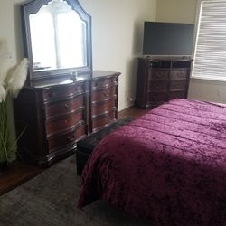 King Headbord/rails/mattress/box Spring Dresser With Mirror And Chess