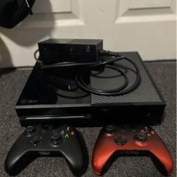 Xbox One & 2 Controllers