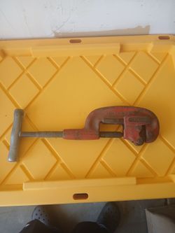 Rigid heavy duty pipe cutter