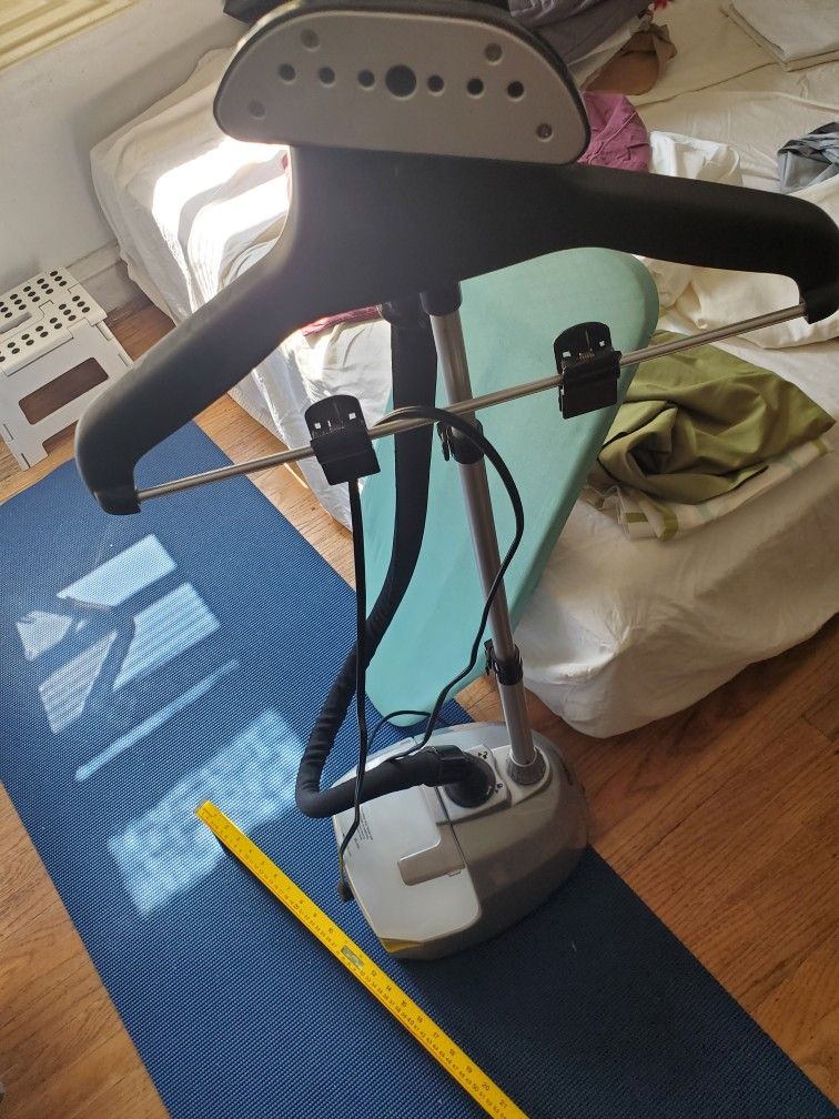 Conair garment Upright steamer,  Model GS28 + table iron board 
Conair garment steamer,  Model GS28.
Manu