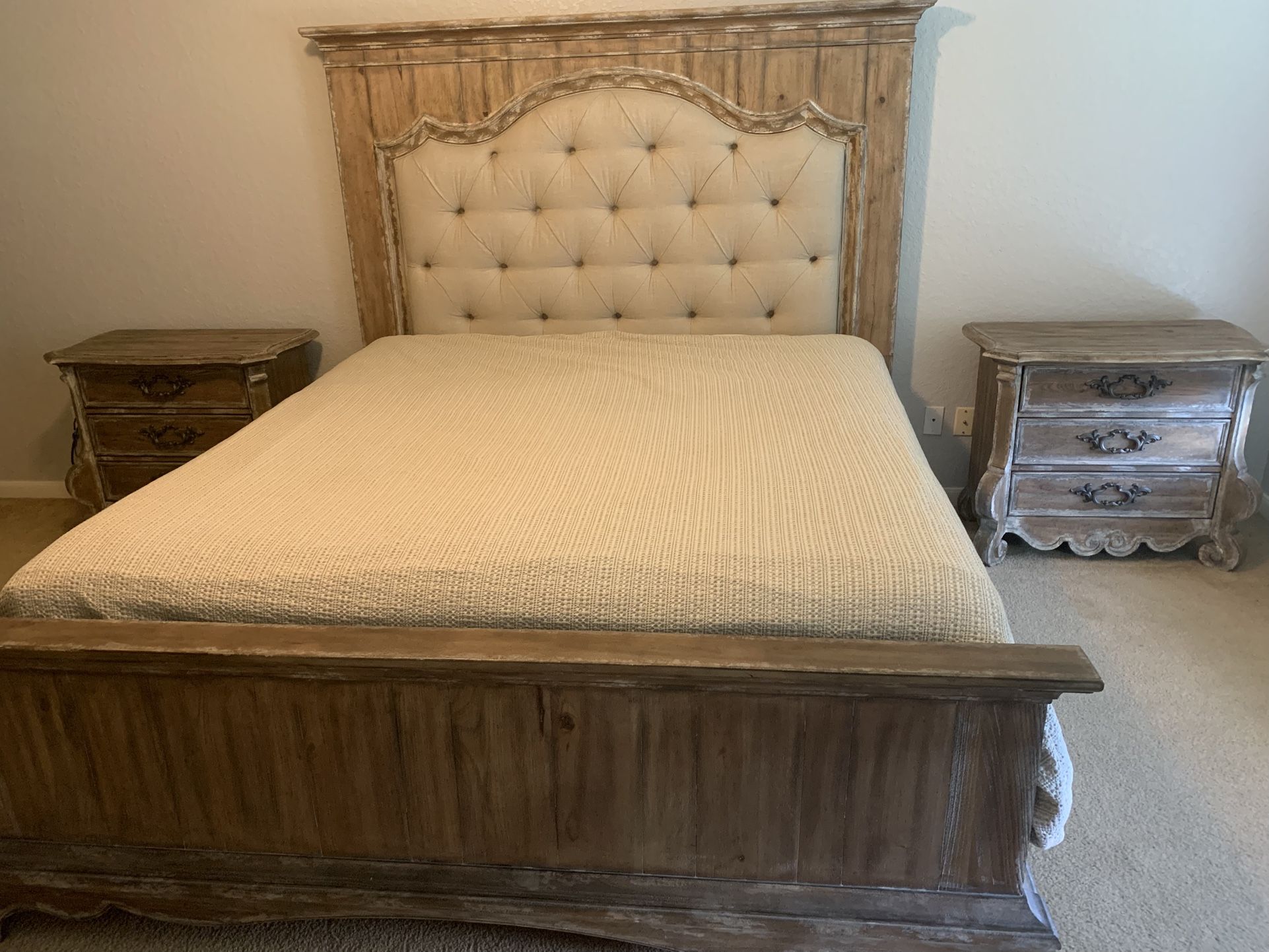 King Bedroom Set w / 2 Chests, 2 Nightstands