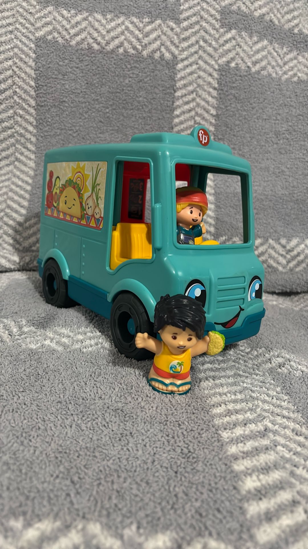 Fisher Price Little People Serve It Up Food Truck Musical Toddler Toy Vehicle with 2 Figures