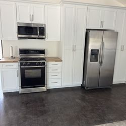 Bosch and LG appliances. Samsung Refrigerator microwave, and oven.