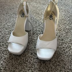 White Platform Heels with Gold Chain Detail 👠 (Size 8.5)