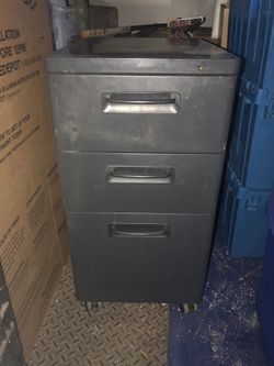 Rolling filing cabinet. No key round edges