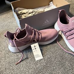 New Size 10 Adidas Tenna Shoes 