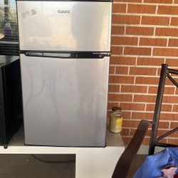 Mini Refrigerator With Icebox