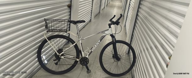 White Giant mountain bike with 700c tires