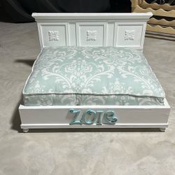 “Zoie” custom-made dog bed