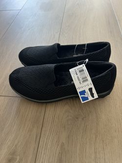 Skechers Relaxed Fit - Women’s Size 11 - NEW IN BOX 
