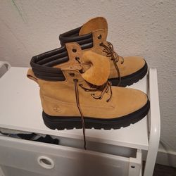 TIMBERLAND BOOTS (WOMEN'S)......MAKE AN OFFER 