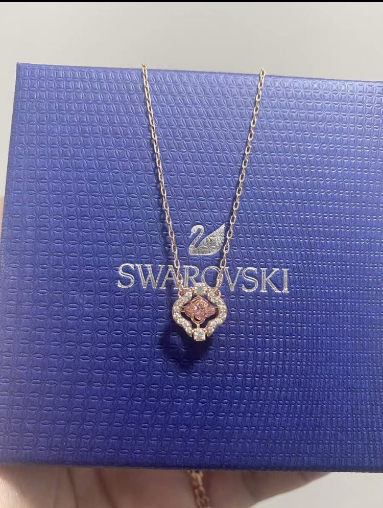 Four-leaf clover flexible pink diamond necklace