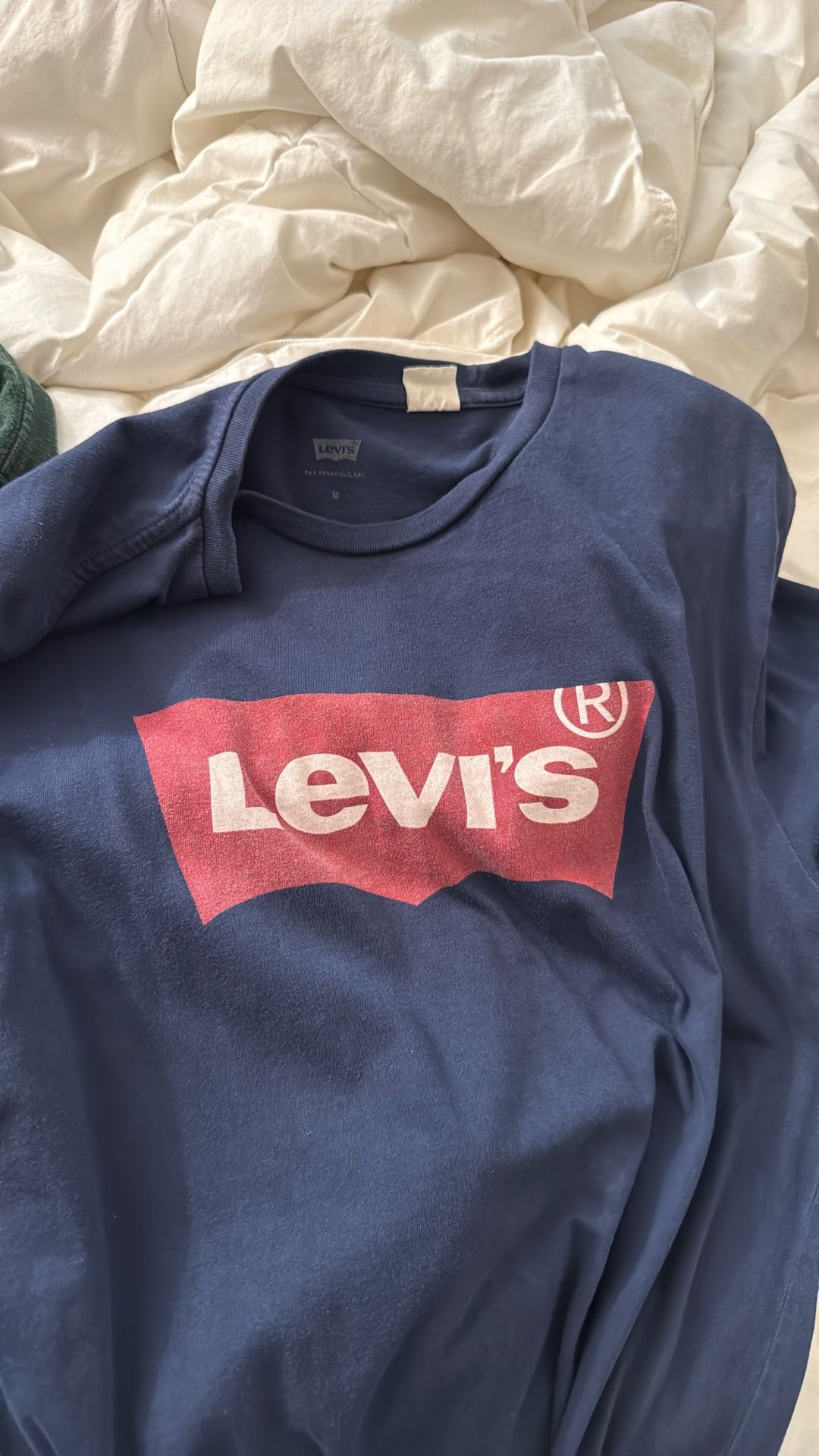 4 Assorted Men’s Vans & Levi’s T-shirts Size Large