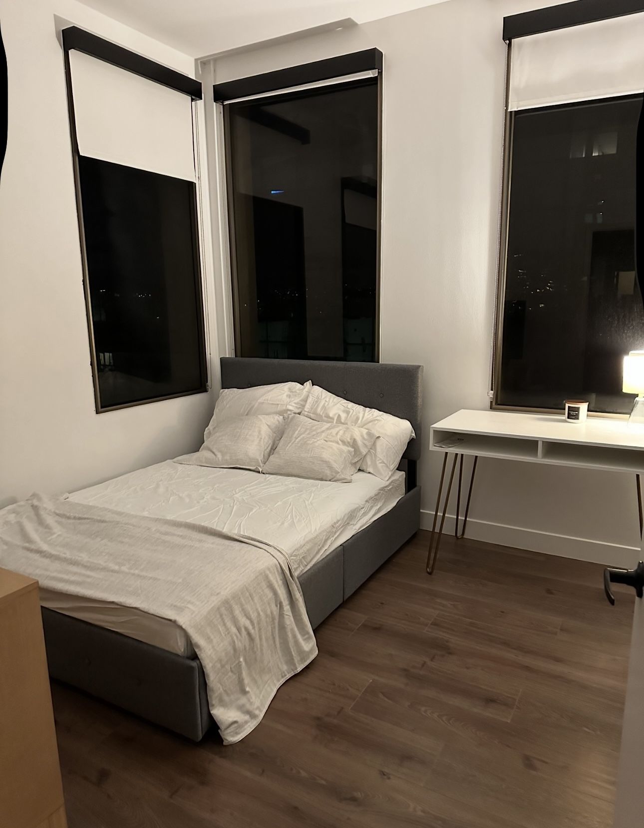 Full Size Platform Bed With 4 Storage Drawers and Headboard.