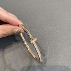 Tiffany & Co New Classic T1 Bracelets rose gold