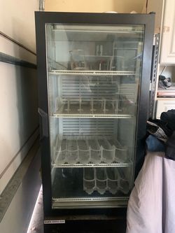 Universal Nolin Commercial Glass Door Merchandiser Refrigerator