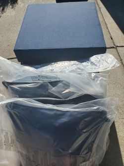 Arden Outdoor Cushion Set in Navy 24x24. NEW