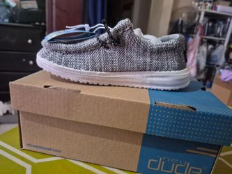 BRAND NEW Hey Dude